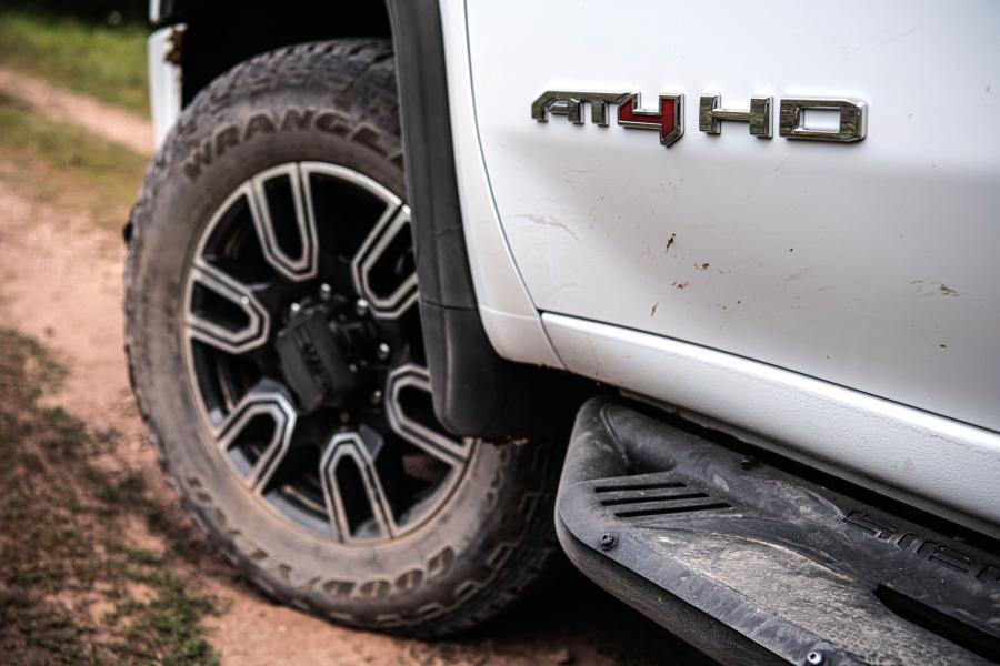 Колеса GMC Sierra 2500 HD AT4 Crew Cab 2019 года  (фото 13 из 40)